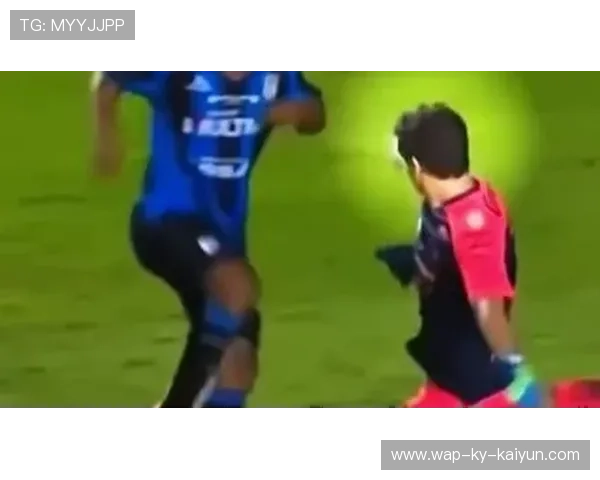 足球球童恶作剧!被主裁当场驱逐 足球球童恶作剧!被主裁当场驱逐